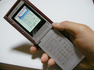 Illustration for article titled Nintendo Game & Watch Modded Into Cellphone (Verdict: WANT)